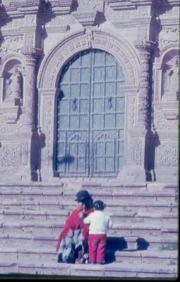 [Mãe e filha peruanos sentados na escadaria da Catedral de Puno]